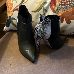Ankle boots with snake print details, size 7